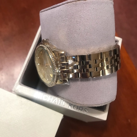 Micheal Kors  NEW gold watch with no tags - Picture 4 of 15
